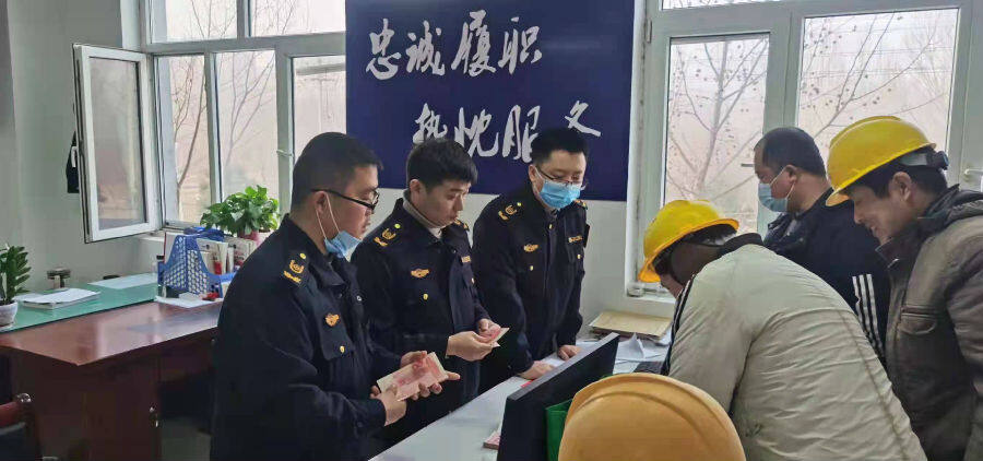 在魏縣人社局勞動(dòng)監(jiān)察大隊(duì)辦公室內(nèi)，農(nóng)民工領(lǐng)取被拖欠的工資。(楊冠賢攝）