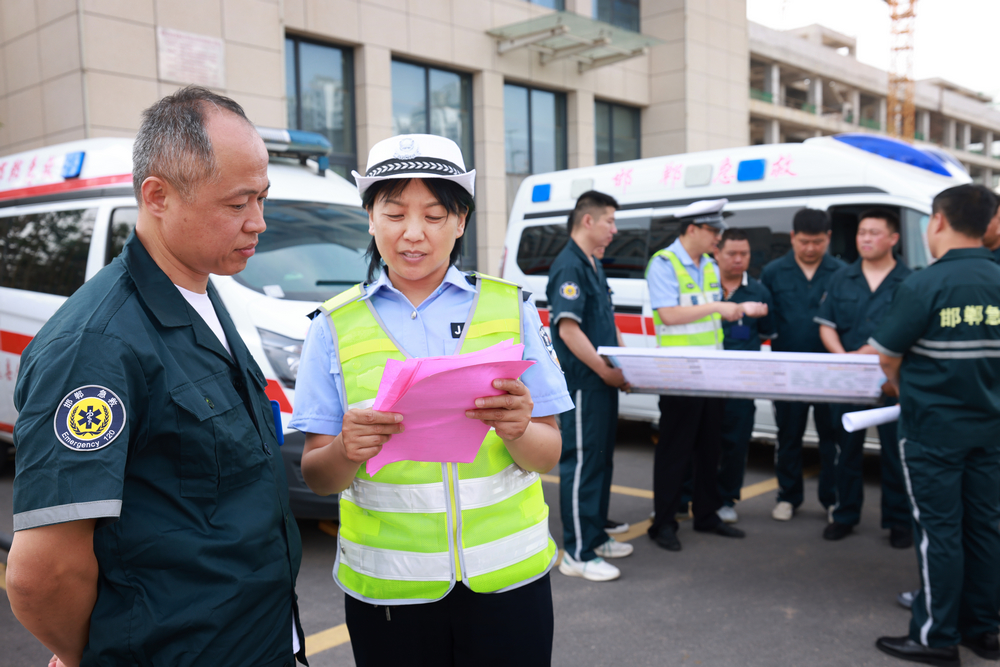 《魏縣交警對醫(yī)院120司機進行道路安全培訓》蒿群英拍攝 (3).jpg